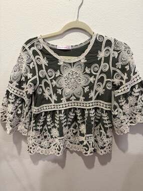 Ana & Rose Women's Size S Olive Green Embroidered Bell Sleeve Peplum Top